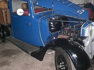 Blauer Oldtimer mit geöffneter Motorhaube in der Werkstatt von Auto-Stadt